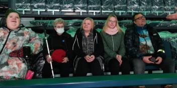 Viisi ihmistä Nokia Arenan katsomossa. Johanna käyttää sähköpyörätuolia, Annamilla on valkoinen keppi.