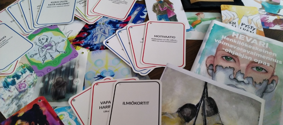 Kuvassa valmennuksien materiaaleja. Esimerkiksi Ilmiö-kuvakortteja.