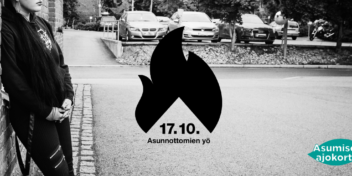 Mustavalkoinen kuva, jossa nuori henkilö nojaa ulkona tiiliseinään. 17.10. Asunnottomien yö.
