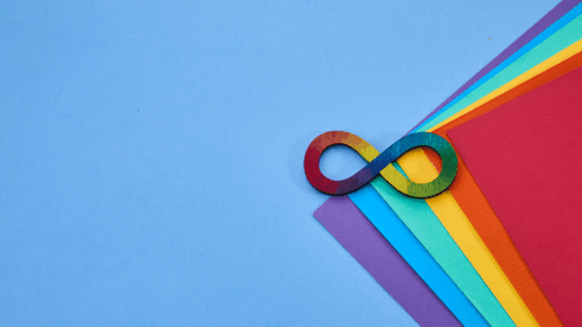 Sateenkaarenvärinen ikuisuusmerkki.