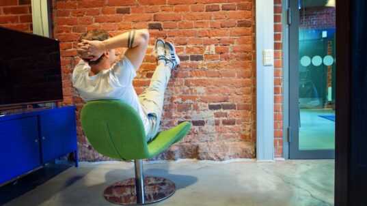 Tuolissa istuva henkilö.