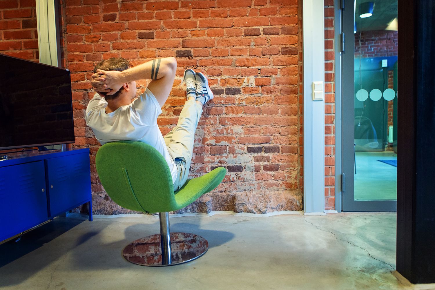 Tuolissa istuva henkilö.