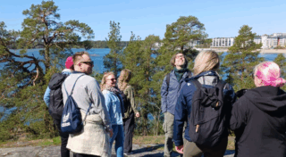 Suvikummun porukkaa ulkoilemassa.