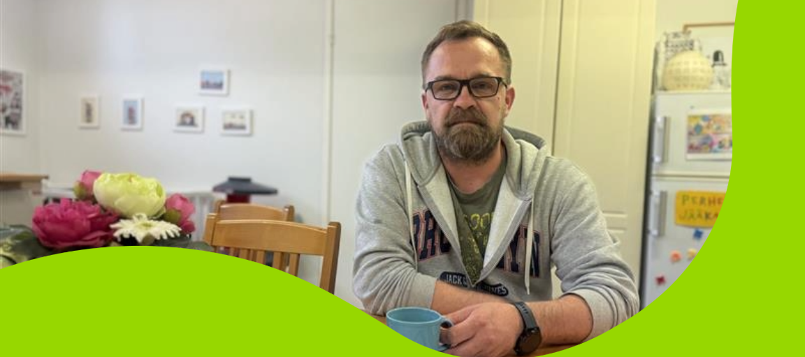 Janne pöydän ääressä.