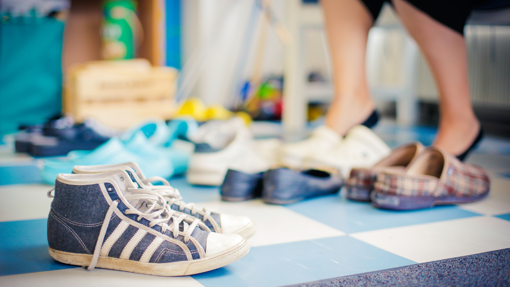 Kenkiä ruudullisella lattialla.