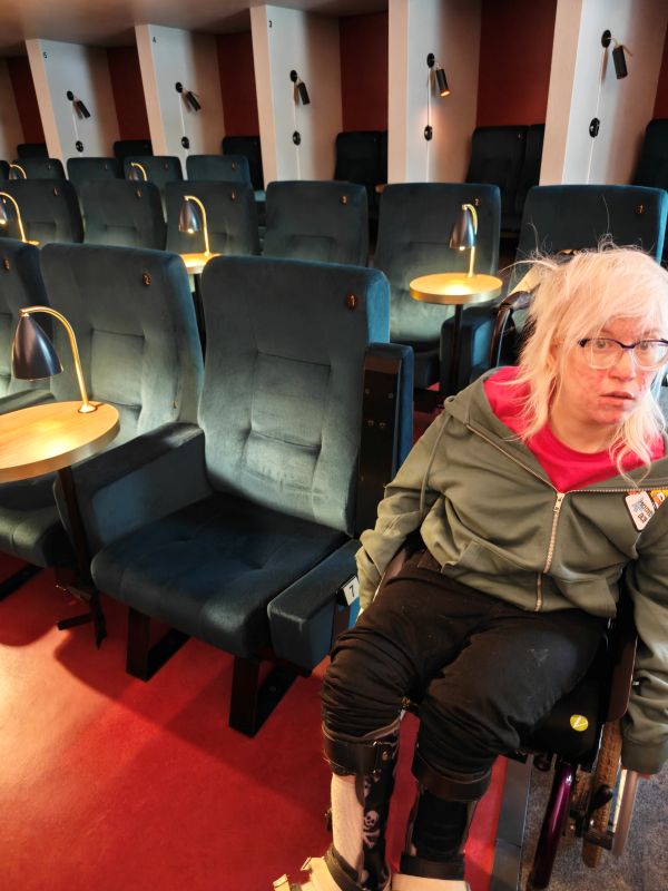 Kokemustoimija Saara salissa.