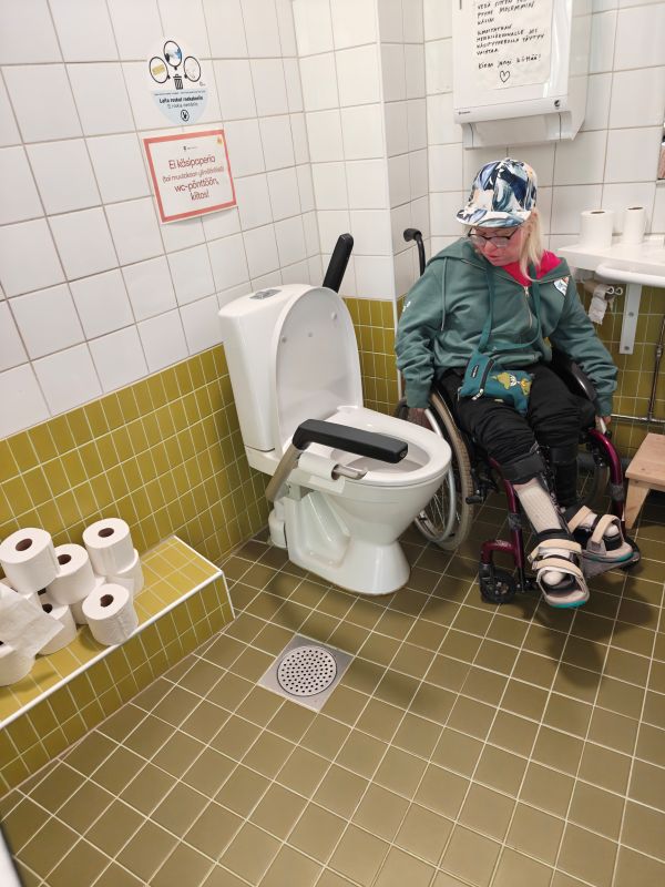 Kokemustoimija Saara WC-tilassa.