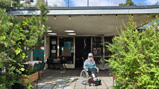 Kokemustoimija Saara Kino Tapiolan sisäänkäynnillä.