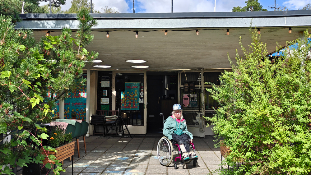 Kokemustoimija Saara Kino Tapiolan sisäänkäynnillä.