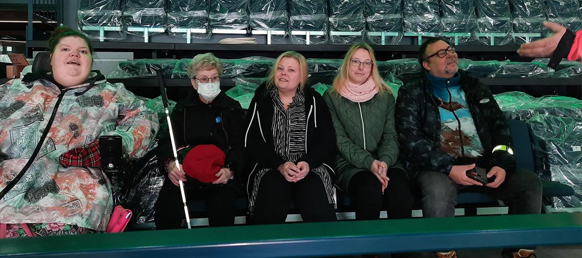 Kokemustoimijat areenan katsomossa.