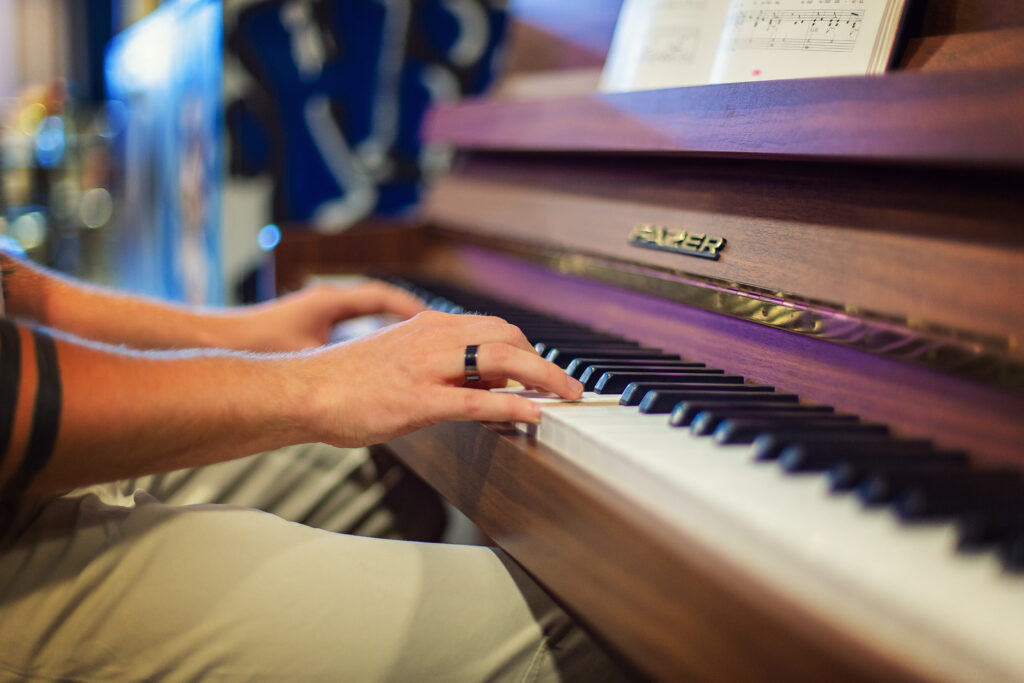 Kädet pianon koskettimilla.