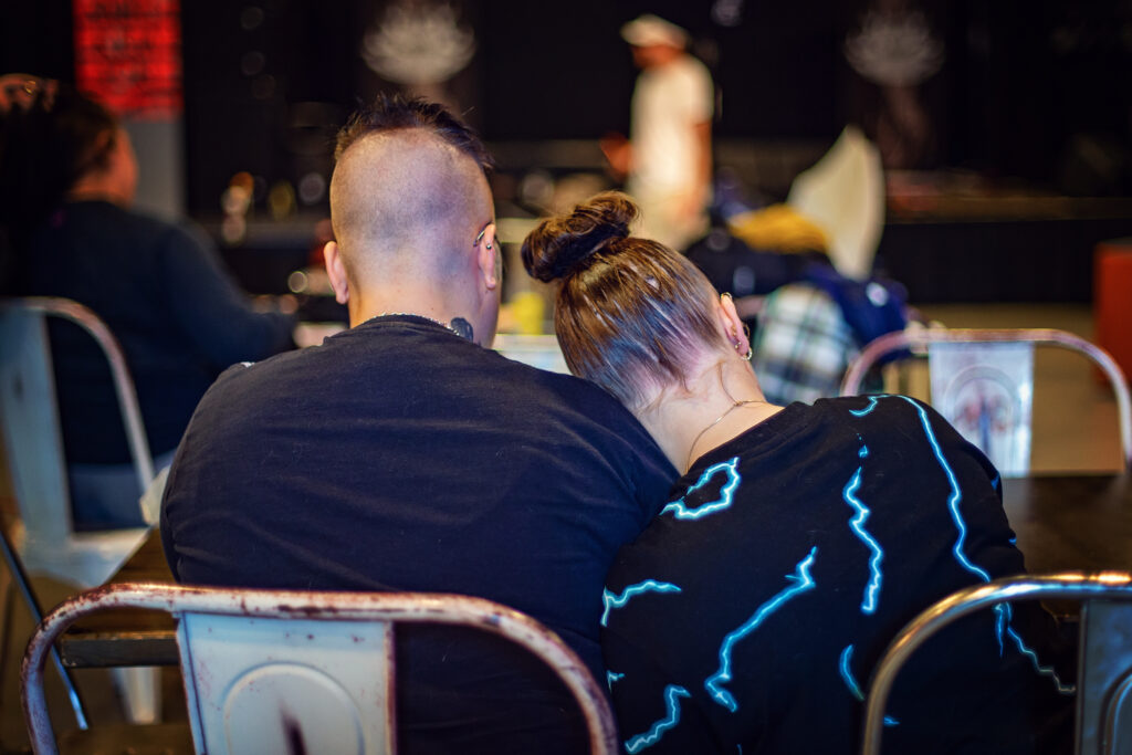 Kaksi nuorta, joista toinen nojaa toiseen.