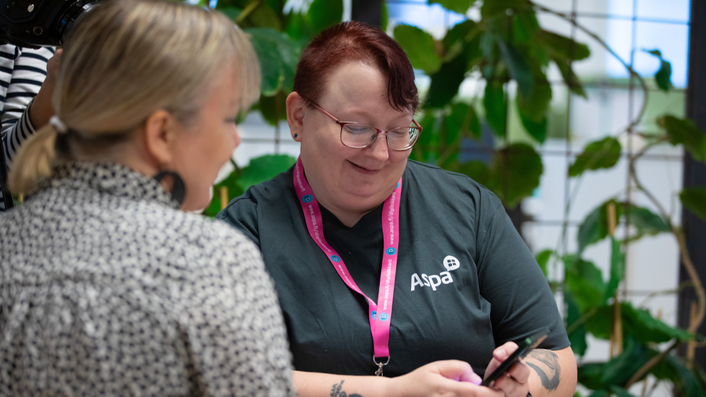 Digikaveri auttamassa.