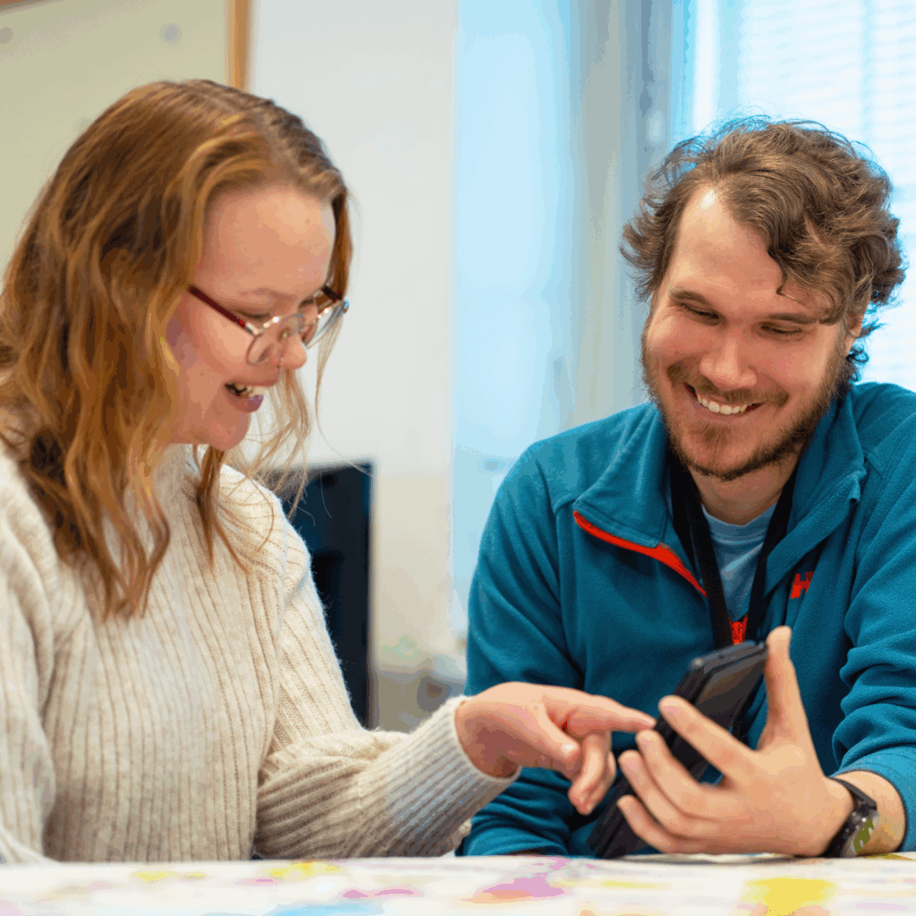 Kaksi ihmistä puhelimen ääressä.