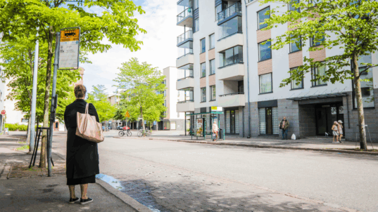 Ihminen bussipysäkillä.