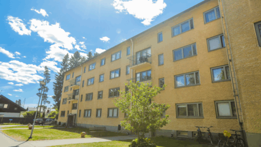 Keltainen kerrostalo.