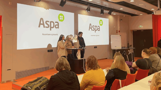 Metropolian opiskelijat esittelemässä luokan edessä ratkaisujaan.