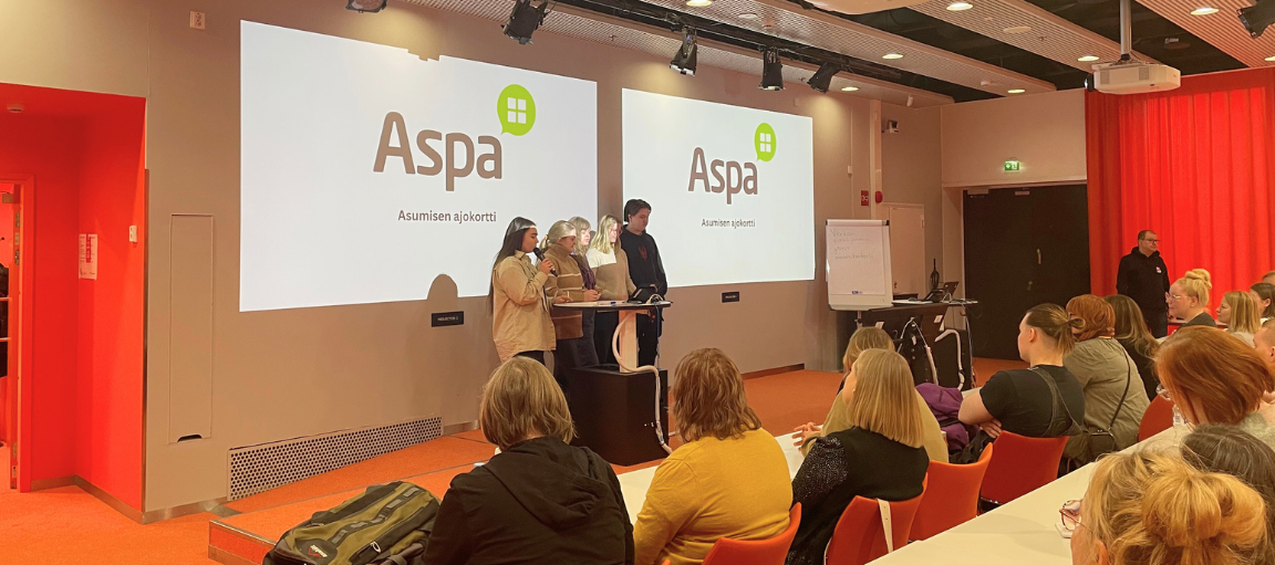 Metropolian opiskelijat esittelemässä luokan edessä ratkaisujaan.