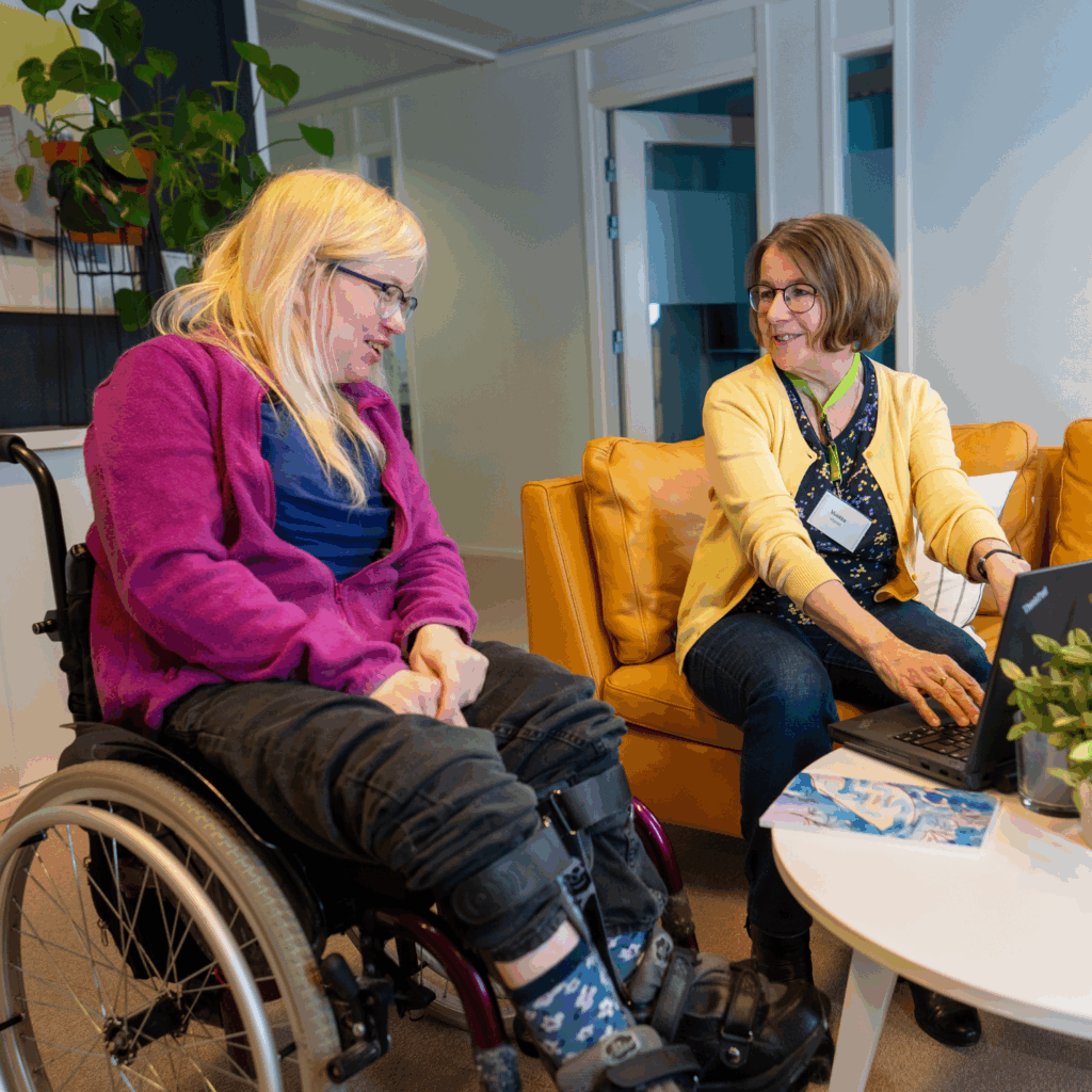 Kaksi ihmistä tietokoneen ääressä.