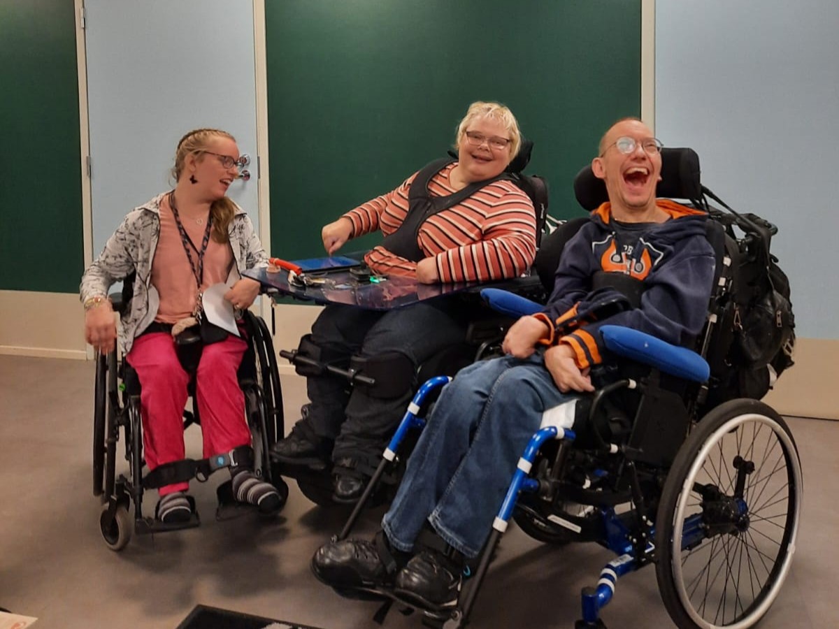 Kolme pyörätuolia käyttävää ihmistä.