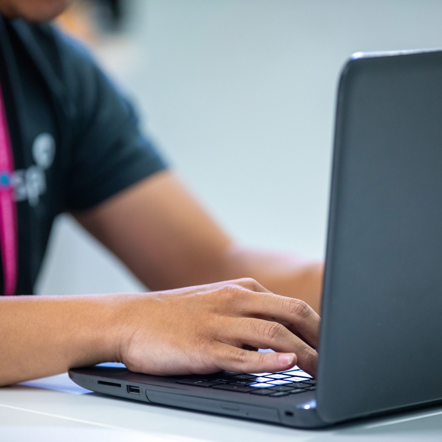 Kädet tietokoneella.