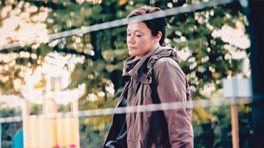 Vakavailmeinen ihminen.