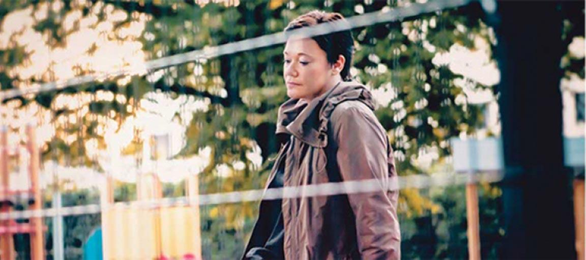 Vakavailmeinen ihminen.