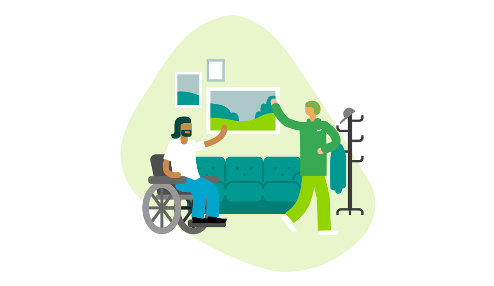 Pyörätuolia käyttävä asiakas vilkuttaa lähtevälle työntekijälle.