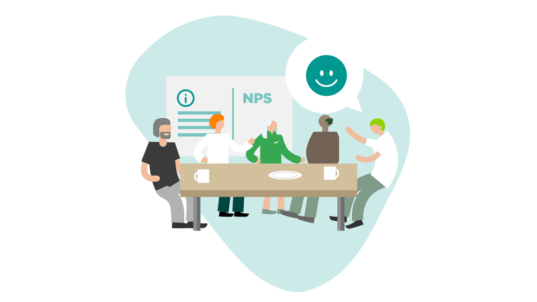 Työntekijät istuvat yhteisen pöydän ääressä. Taustalla lukee NPS.