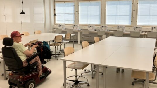 Kokemustoimija Wellamon tiloissa.