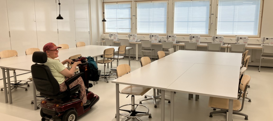 Kokemustoimija Wellamon tiloissa.