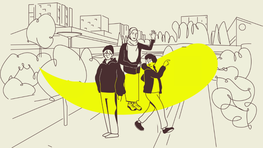 Kolme piirrettyä hahmoa keltaisen kuvion ja kaupunkisiluetin edessä.