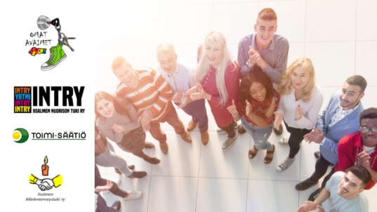 Taputtavia ja hymyileviä ihmisiä ylhäältä päin kuvattuina. Logot: Omat avaimet 4You -toiminta, Iisalmen Nuorison Tuki ry, TOIMI-työvalmennussäätiö sr ja Iisalmen Mielenterveystuki ry.