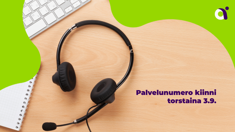 Palvelunumero kiinni torstaina 3.9. Pöydällä on kuulokkeet näppäimistön ja vihkon vieressä.